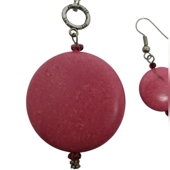 VINTAGE HOT PINK DYED HOWLITE STONE PENDANT NECKLACE & EARRINGS SET - Picture 7 of 8